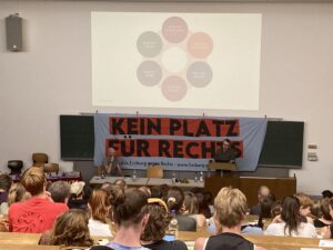 Der Journalist und Autor Sebastian Friedrich beobachtet die Entwicklungen des rechten Projekts seit Jahren und veröffentlichte bereits mehrere Bücher hierzu. Am Freitag den 07.06. folgte er der Einladung des Bündnisses „Freiburg gegen Rechts“.